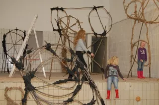 Kinderen in kunstinstallatie